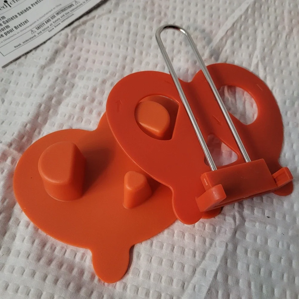 Pampered Chef Pretzel Form‎ 100076 Orange Kitchen Baking Tool Dough Press Mold